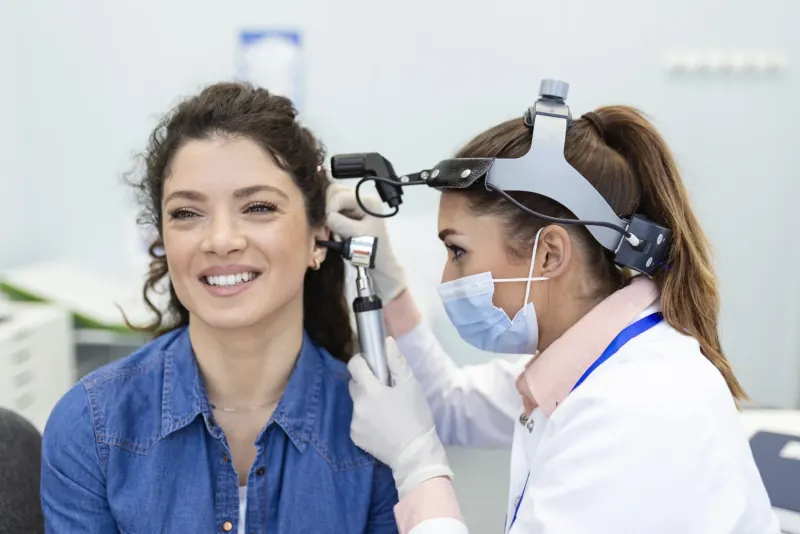 İşitme testi yapılan çalışan